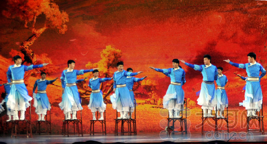 央视春晚最后一次彩排 吴京要在椅子上练太极拳