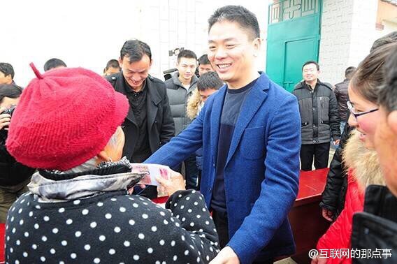 刘强东为老乡现场发钱