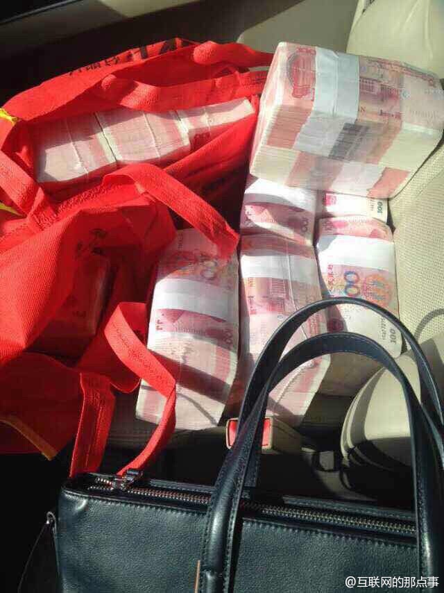 刘强东为老乡现场发钱