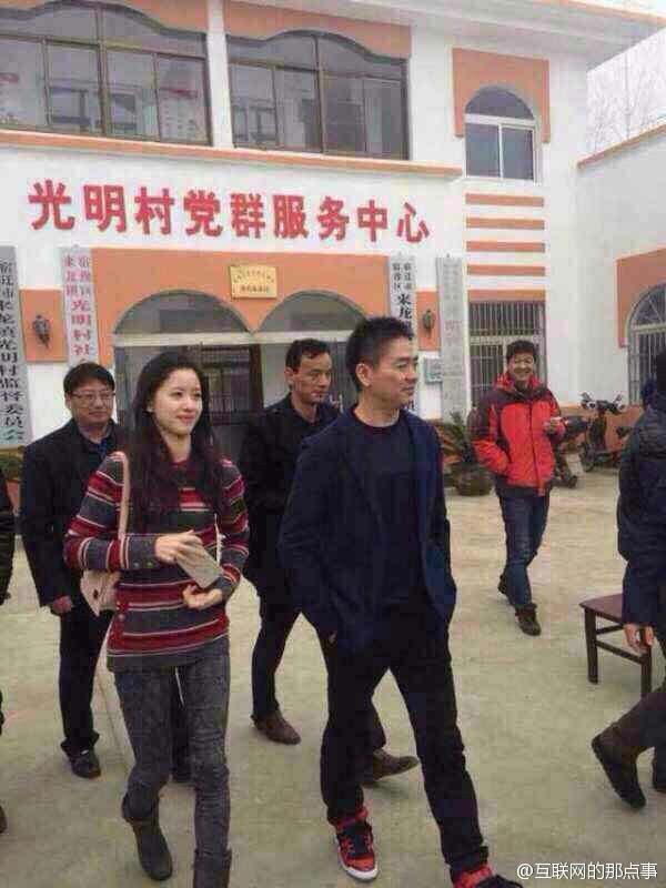 刘强东为老乡现场发钱