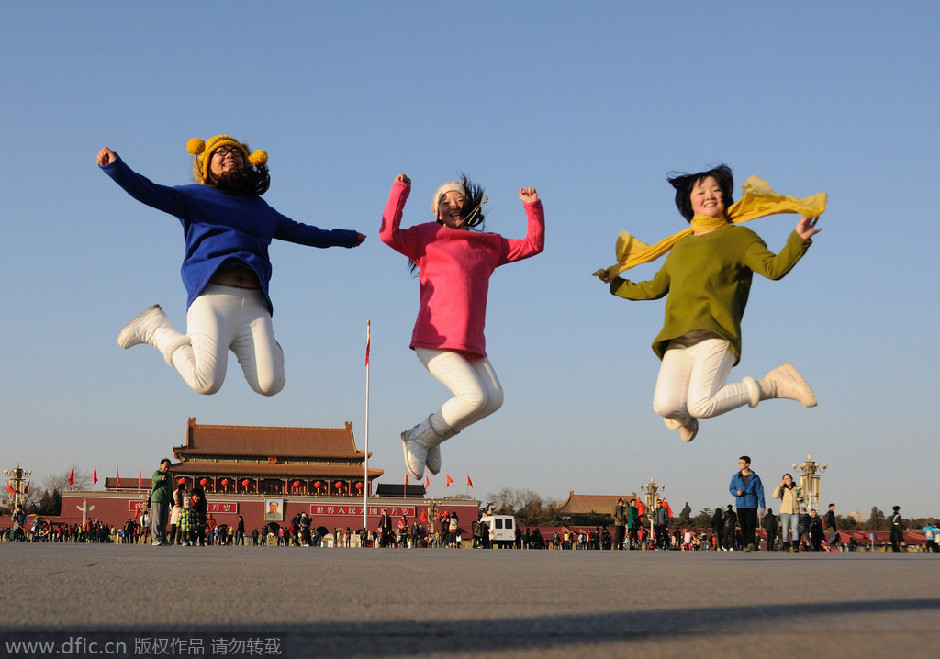 北京天安门广场首次悬挂国旗盛装迎春节