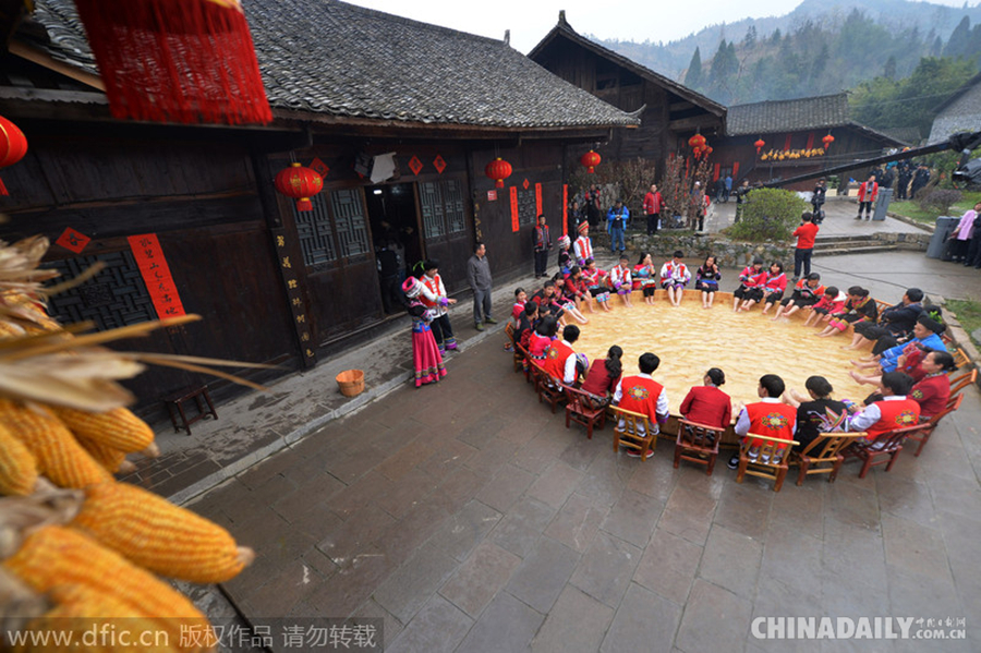 土家族世界最大洗脚盆里泡脚 原生态文化快乐过除夕