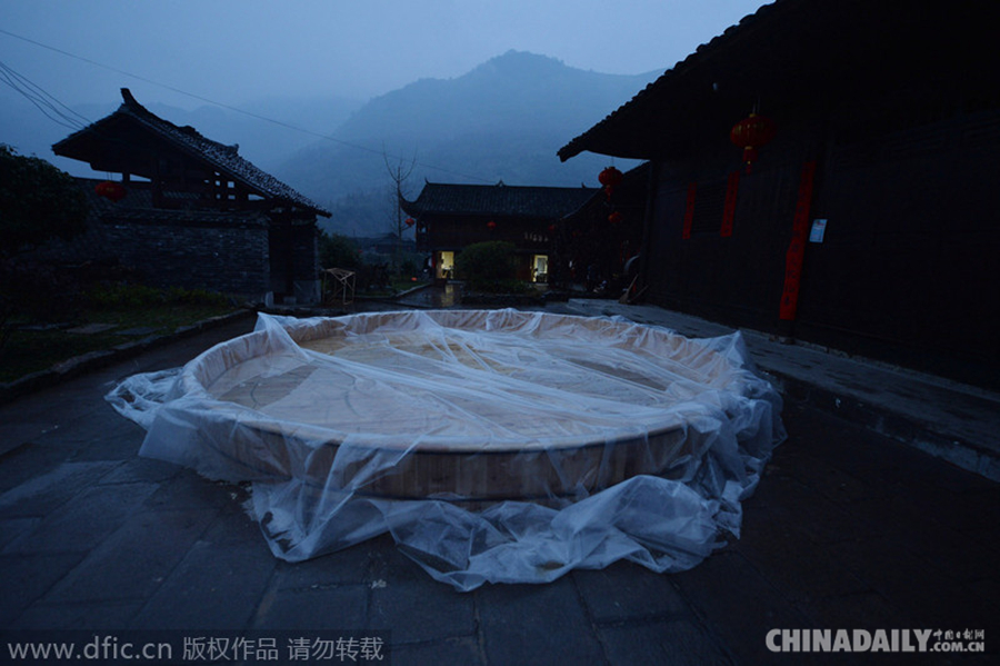 土家族世界最大洗脚盆里泡脚 原生态文化快乐过除夕
