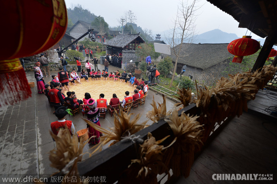 土家族世界最大洗脚盆里泡脚 原生态文化快乐过除夕