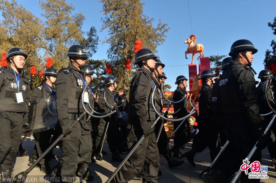 北京地坛庙会开幕 警察武警保障安全(高清组图)