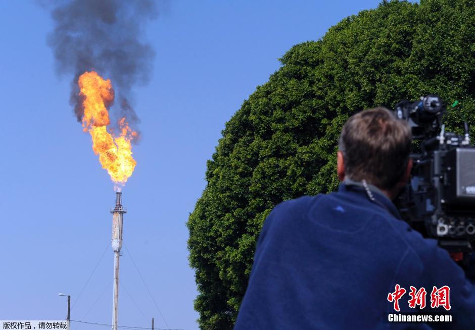 美国加州一炼油厂发生爆炸致4人受伤