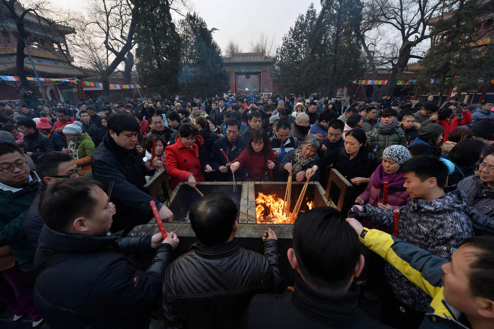 数万香客大年初一雍和宫进香祈福