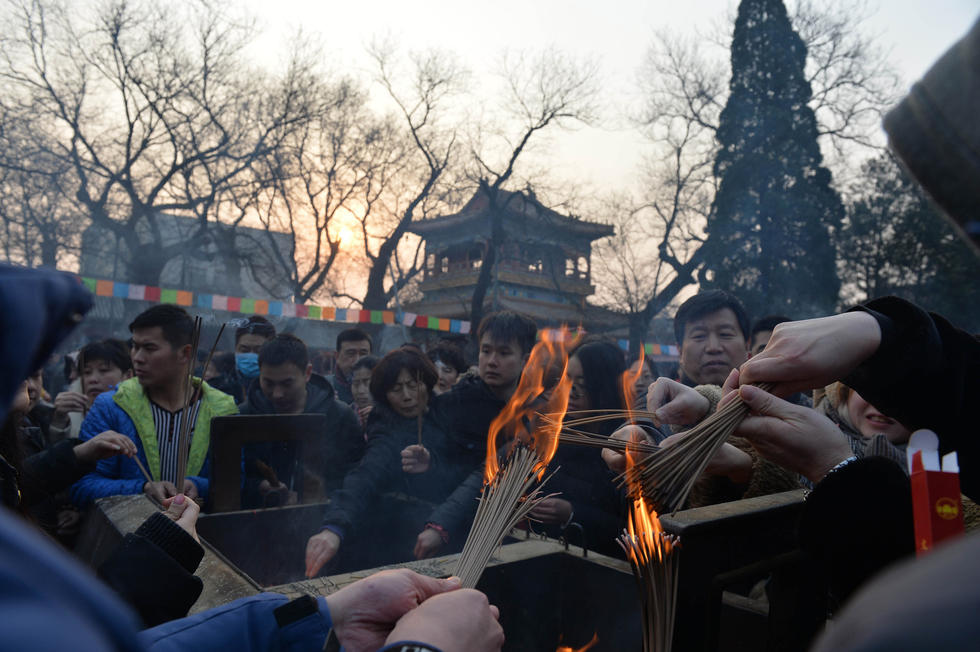 数万香客大年初一雍和宫进香祈福