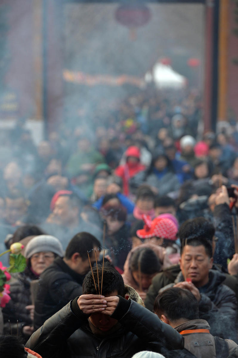 数万香客大年初一雍和宫进香祈福