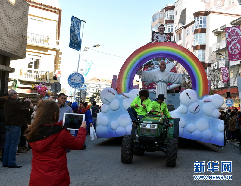 葡萄牙狂欢游行 默克尔变身SM女王