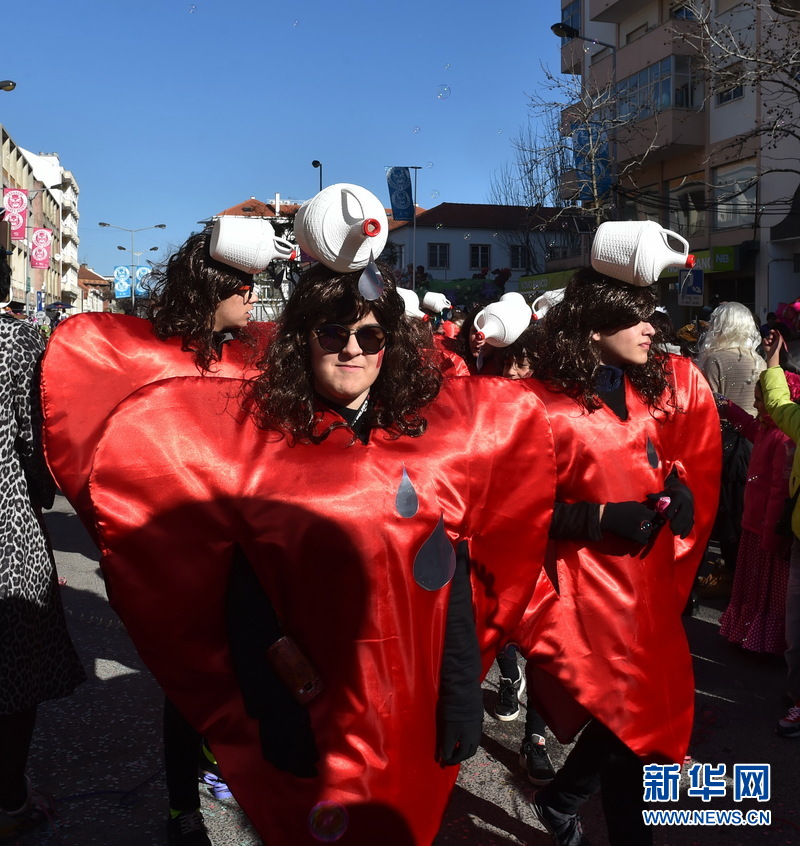葡萄牙狂欢游行 默克尔变身SM女王