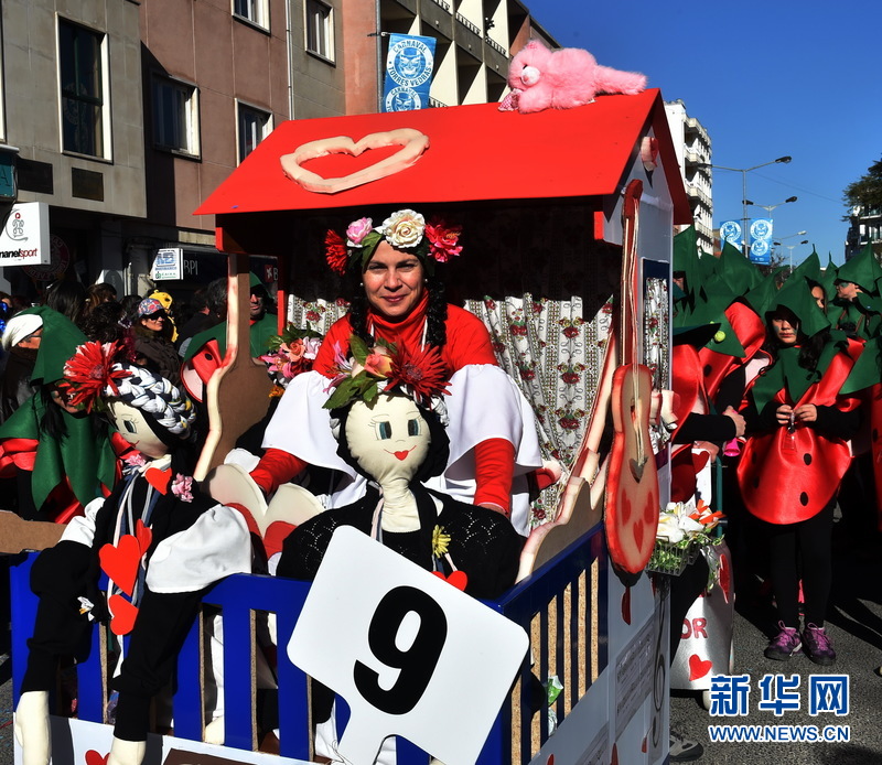 葡萄牙狂欢游行 默克尔变身SM女王