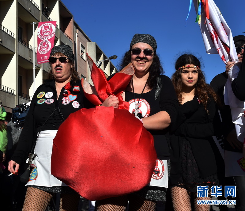 葡萄牙狂欢游行 默克尔变身SM女王