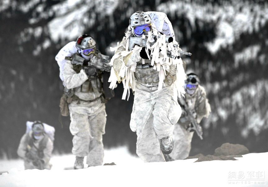 美国海豹突击队雪地装备武装到牙