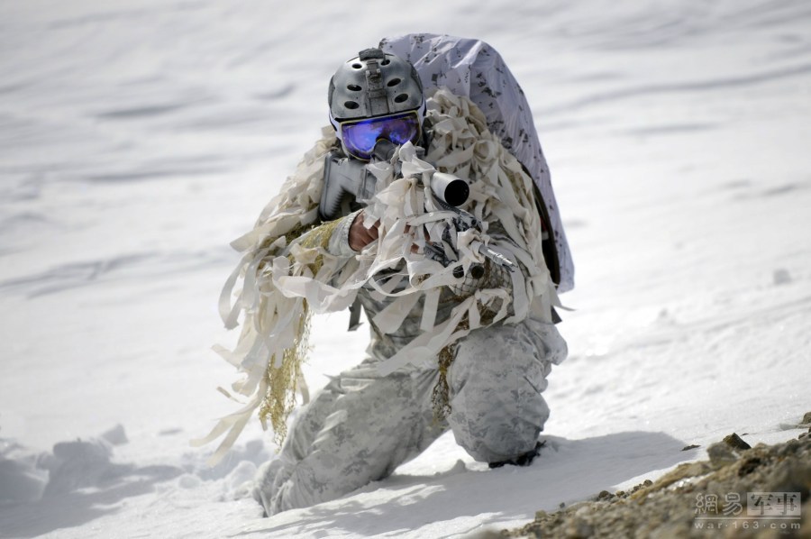 美国海豹突击队雪地装备武装到牙