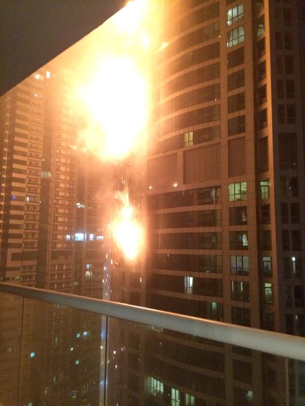 迪拜一座336米高公寓突发大火