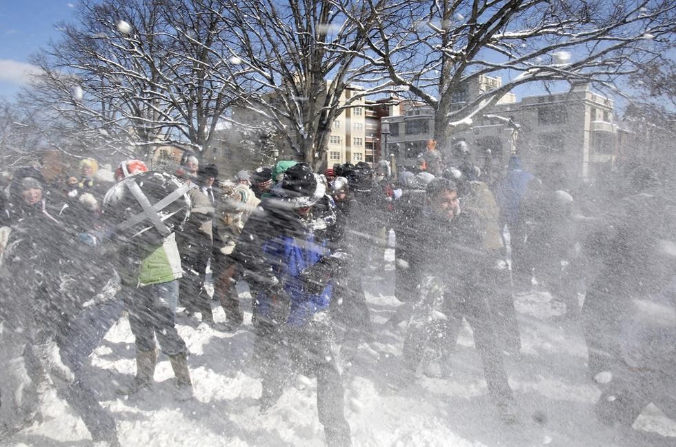 美国民众暴雪天气中跳楼取乐