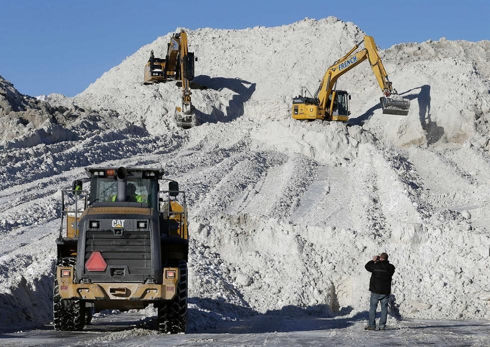 美国民众暴雪天气中跳楼取乐