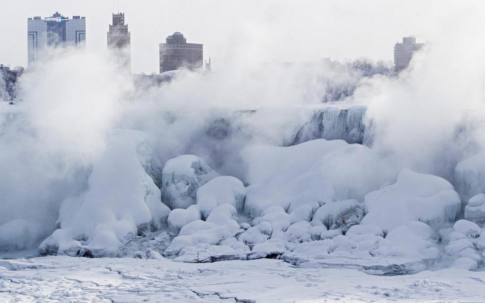 美国民众暴雪天气中跳楼取乐