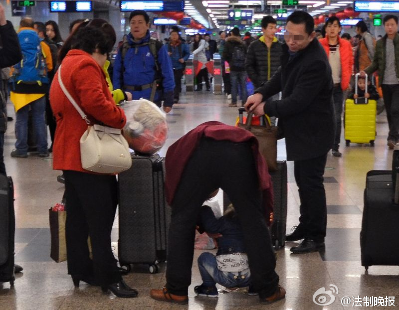 各地迎来返程客流高峰：北京西站儿童随地小便