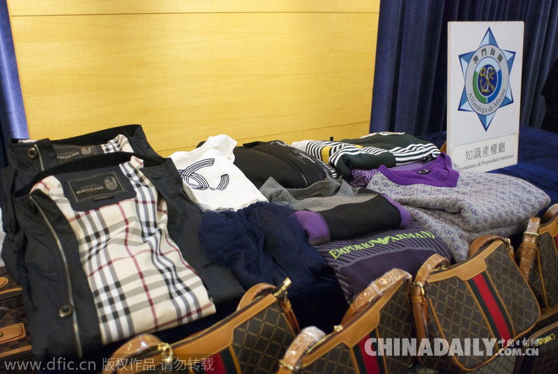 澳门海关破获店铺卖冒牌时装手袋 LV赝品箱包