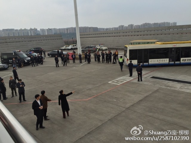国航CA1336航班备降重庆 有人报告爆炸物