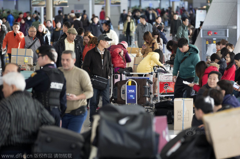 春节近尾声 韩国机场中国游客大排长龙
