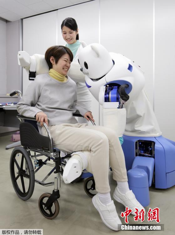日本研制保姆机器熊 为老弱病人提供便利