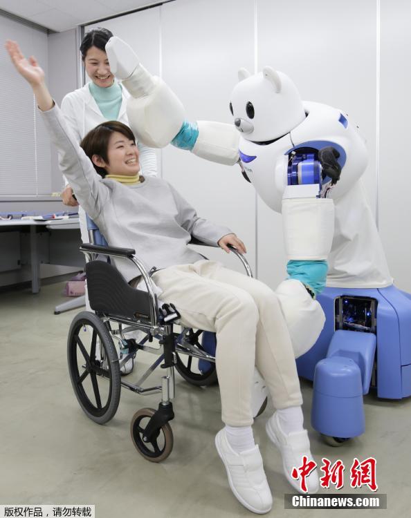 日本研制保姆机器熊 为老弱病人提供便利