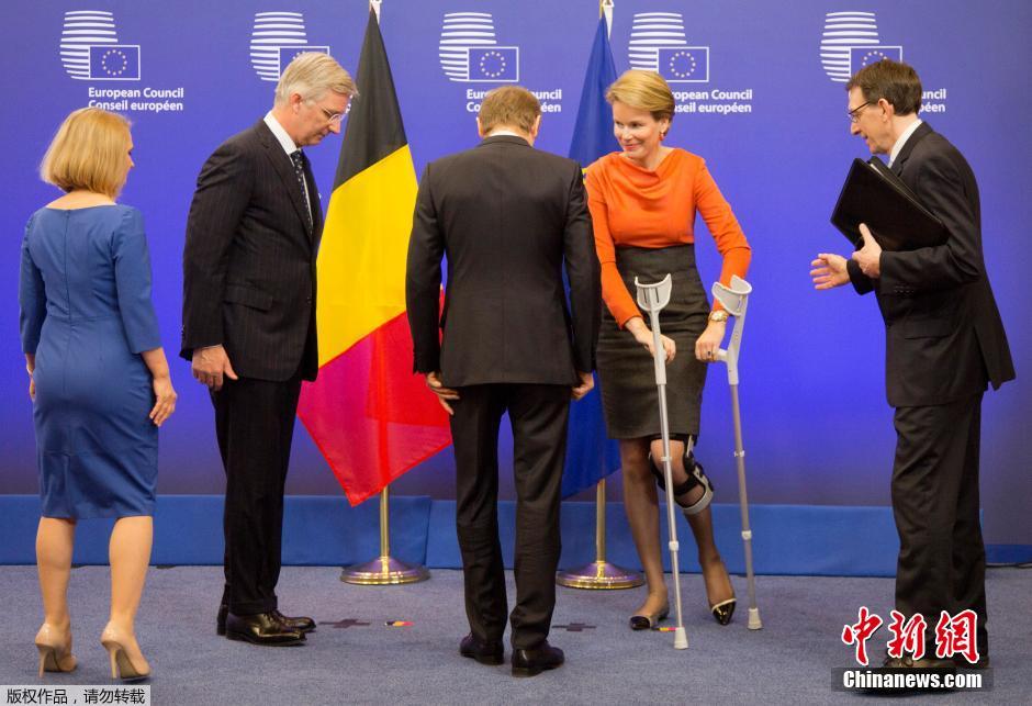 比利时国王携王后访问欧盟总部 王后杵拐现身