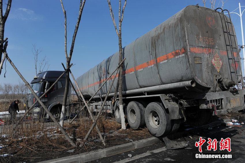 沈阳一油罐车撞上机场中巴 14人受伤误机