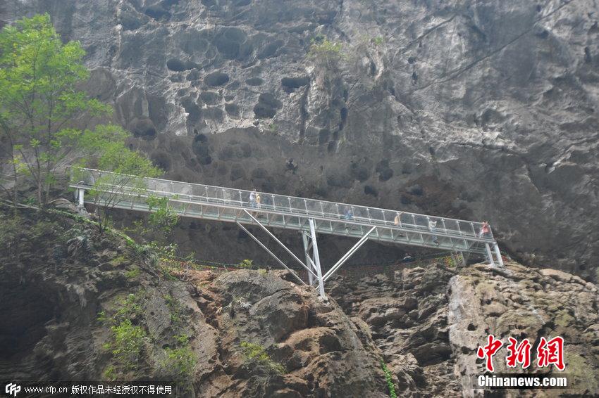 亿年古溶洞架透明玻璃栈道 离地百米游人心惊