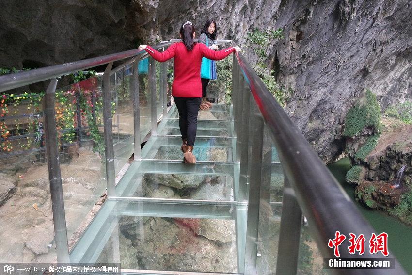 亿年古溶洞架透明玻璃栈道 离地百米游人心惊