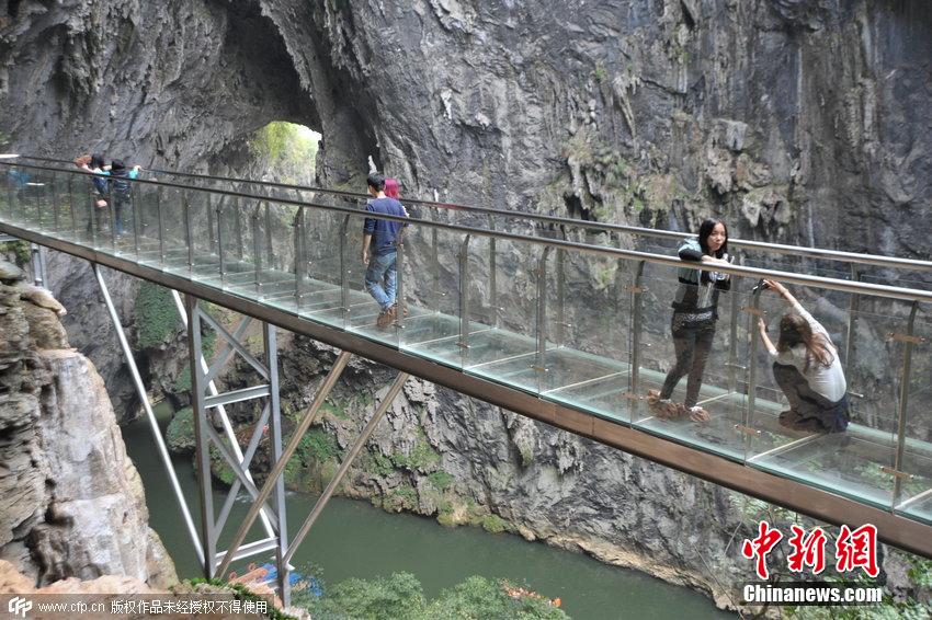 亿年古溶洞架透明玻璃栈道 离地百米游人心惊