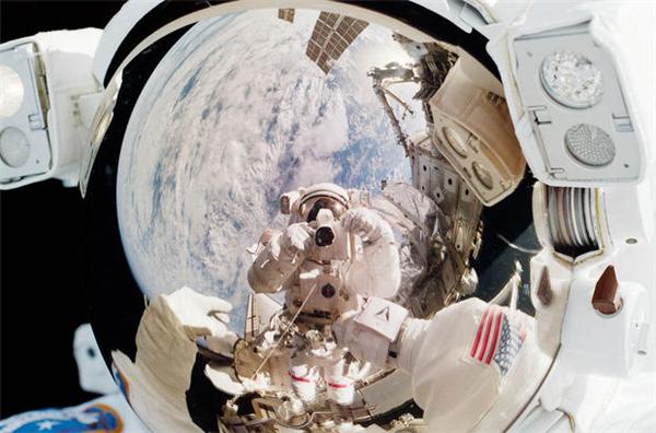 NASA宇航员外太空自拍照 以地球和空间站为背景