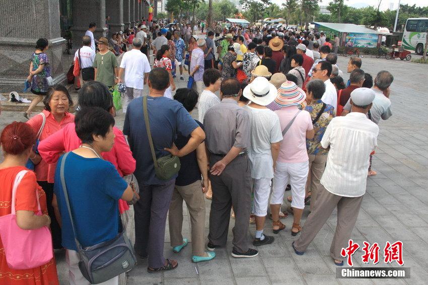 海南上千名"候鸟老人"排长龙购物为抽奖