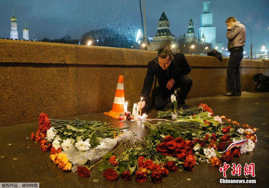 俄民众献花点蜡烛悼念前副总理涅姆佐夫