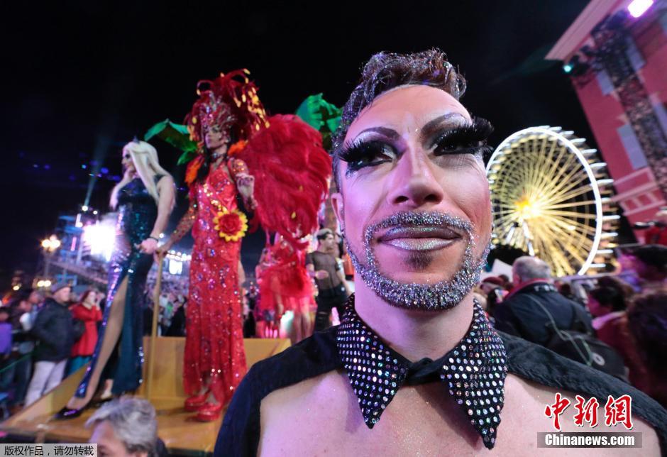 法国举行同性恋狂欢节 奇葩造型云集
