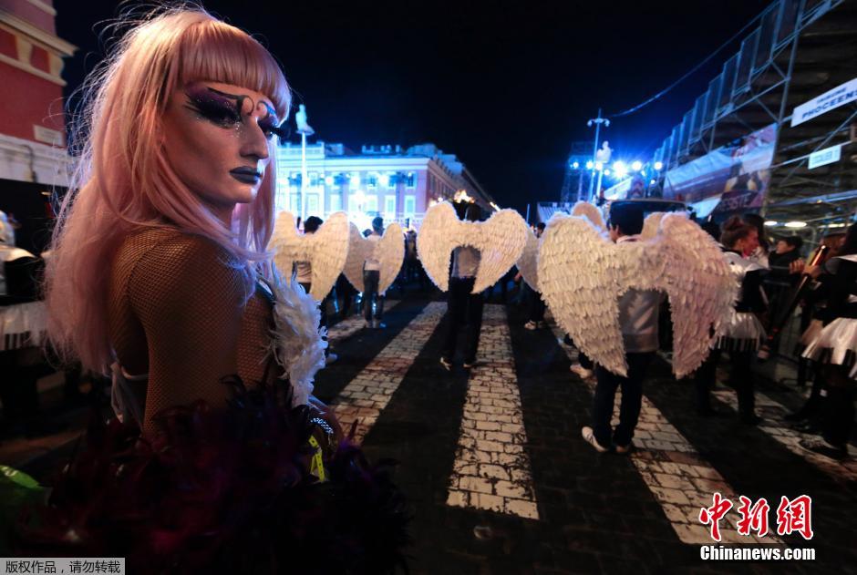 法国举行同性恋狂欢节 奇葩造型云集