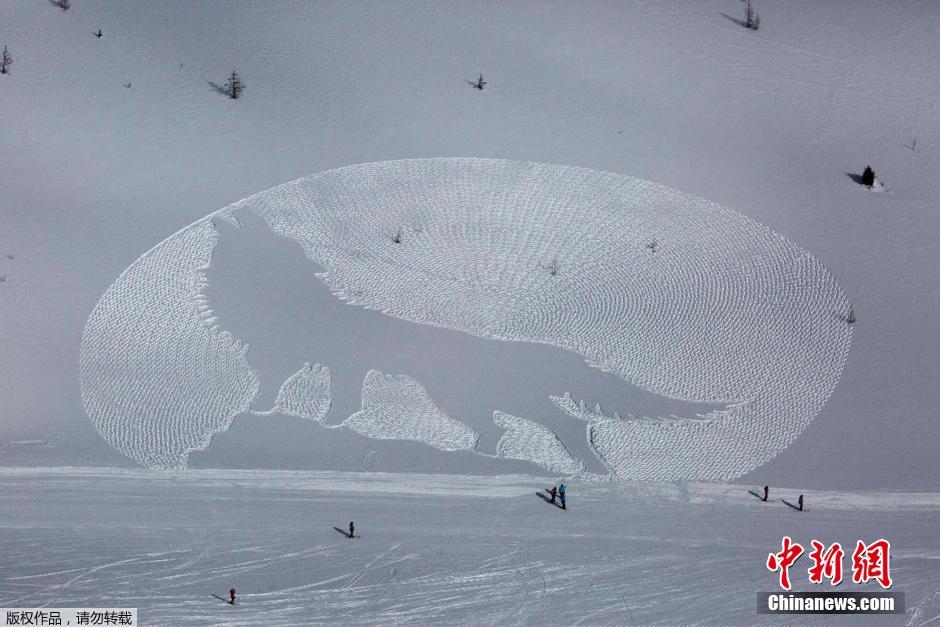 加拿大艺术家雪中行走双脚创作巨幅雪地画