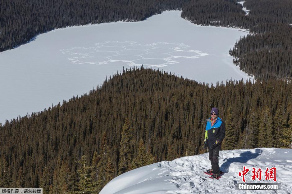 加拿大艺术家雪中行走双脚创作巨幅雪地画