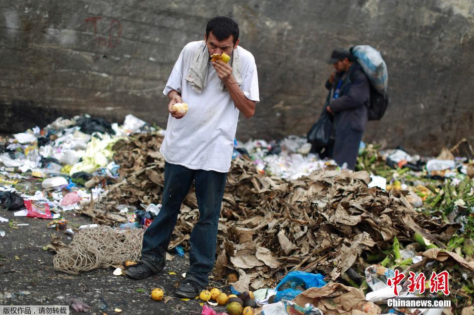 危地马拉贫民在食品市场垃圾堆捡食物