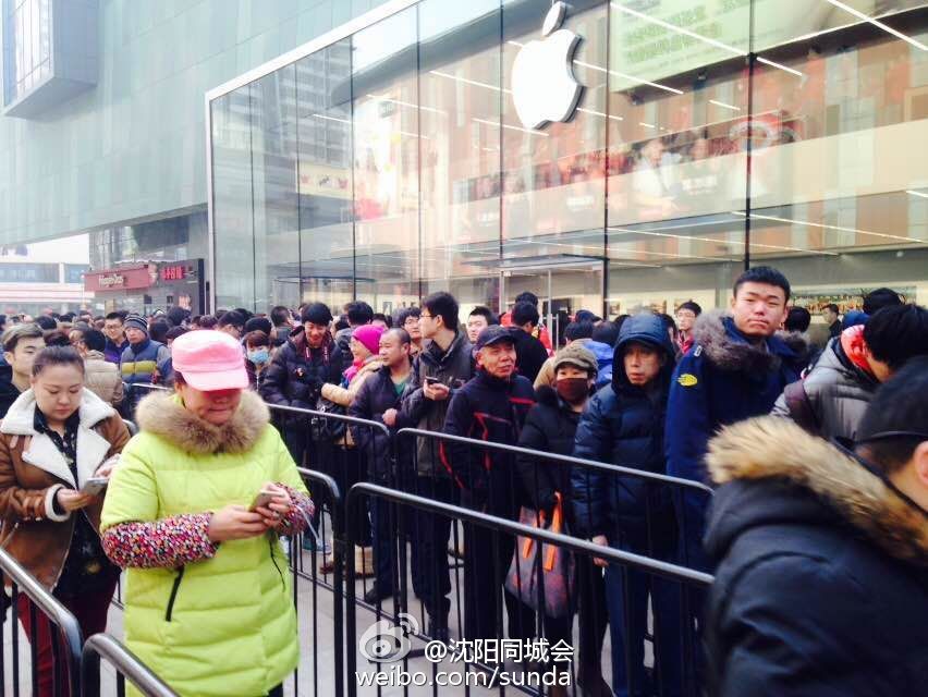 沈阳首家苹果直营店开业现场火爆