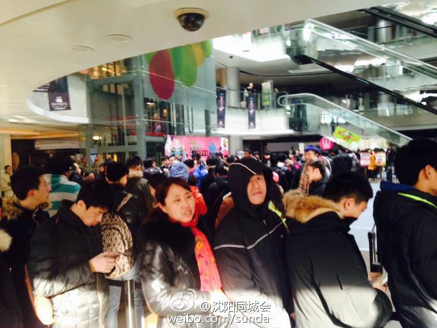 沈阳首家苹果直营店开业现场火爆