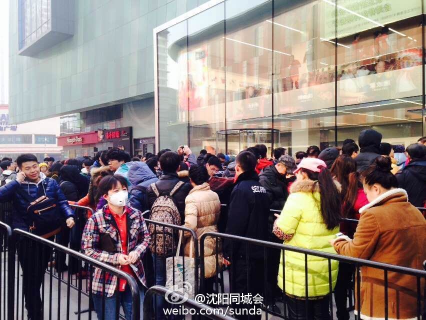 沈阳首家苹果直营店开业现场火爆
