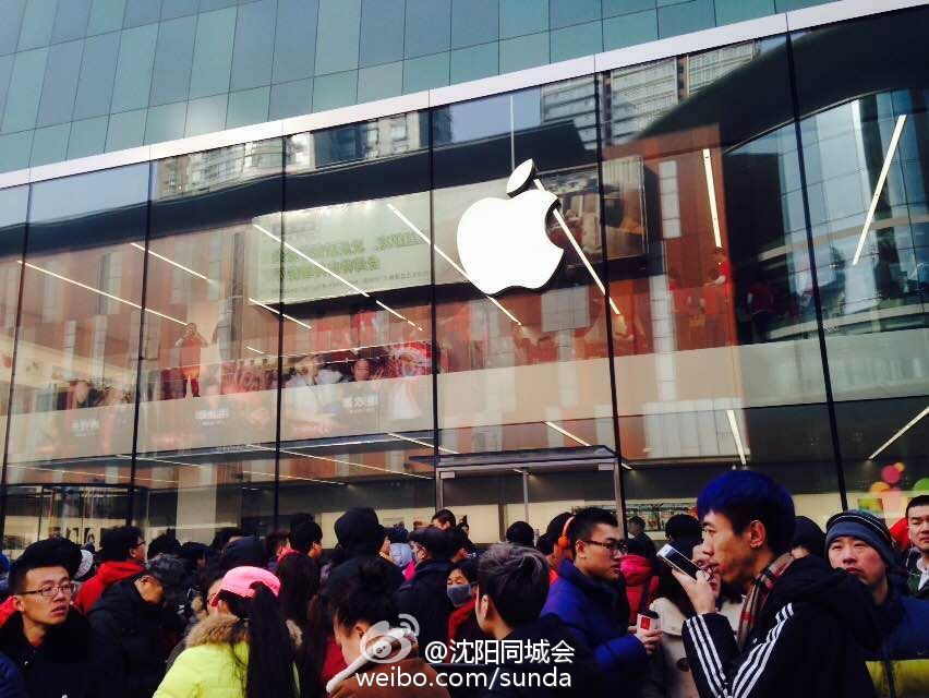 沈阳首家苹果直营店开业现场火爆