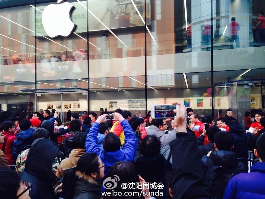 沈阳首家苹果直营店开业现场火爆