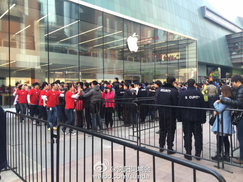沈阳首家苹果直营店开业现场火爆