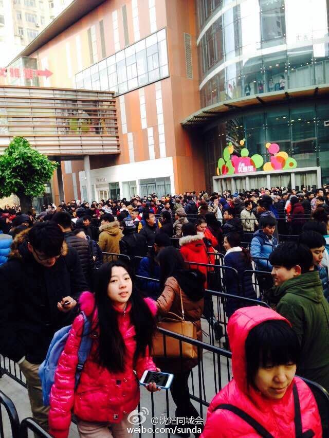 沈阳首家苹果直营店开业现场火爆
