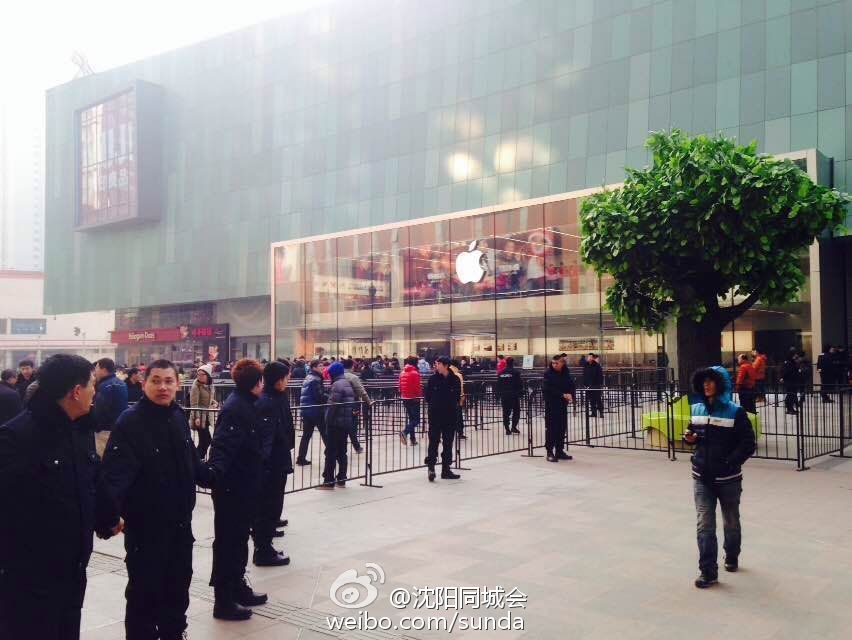 沈阳首家苹果直营店开业现场火爆